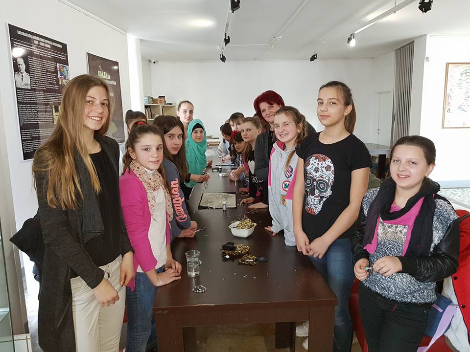 Muzej Kaknja: Djevojčice iz OŠ “Ahmed Muradbegović” učile kako se izrađuje nakit