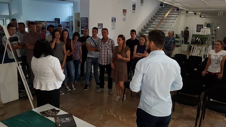 Kakanjski učesnici “Marša mira” posjetili Muzej Kaknja kako bi pogledali izložbu “Srebrenički put pakla”