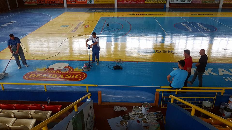 Počeli radovi popravke i lakiranja parketa u Sportskoj dvorani KSC Kakanj
