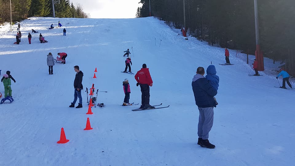 Danas se nastavlja Škola skijanja i sankanje na Ponijerima  – Ski lift zbog nedostatka snijega večeras ne radi