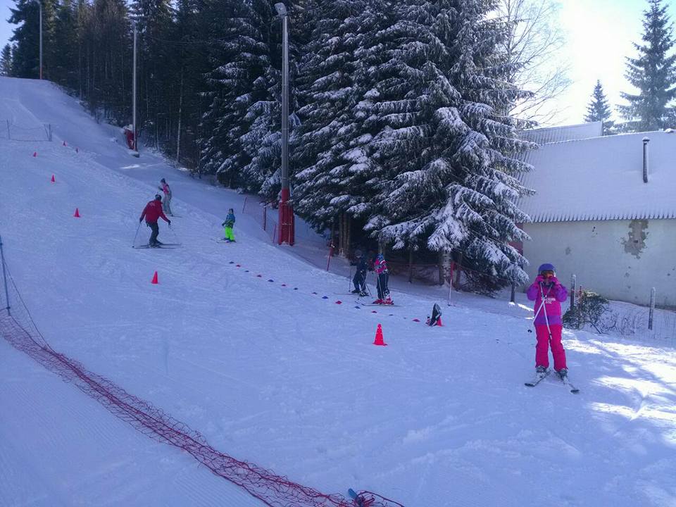 Pozivamo male skijaše da nam se pridruže na Školi skijanja danas – U dnevnom terminu sankanje i učenje novih tehnika skijanja, a večeras noćno skijanje