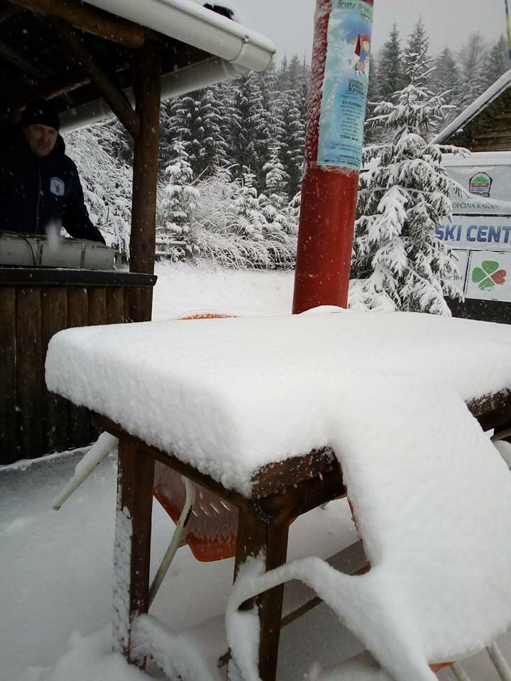 Snijeg na Ponijerima i dalje pada – Trenutna visina snijega iznosi 8 cm