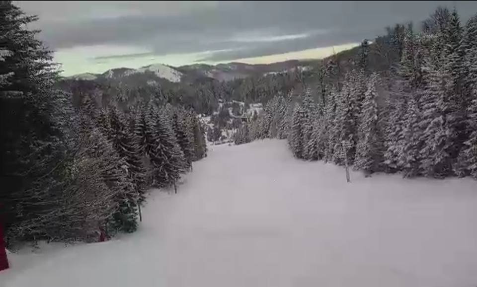 Nove snježne padavine na Ponijerima omogućile su danas i dnevno i noćno skijanje – Ski lift radi od 10:00 sati