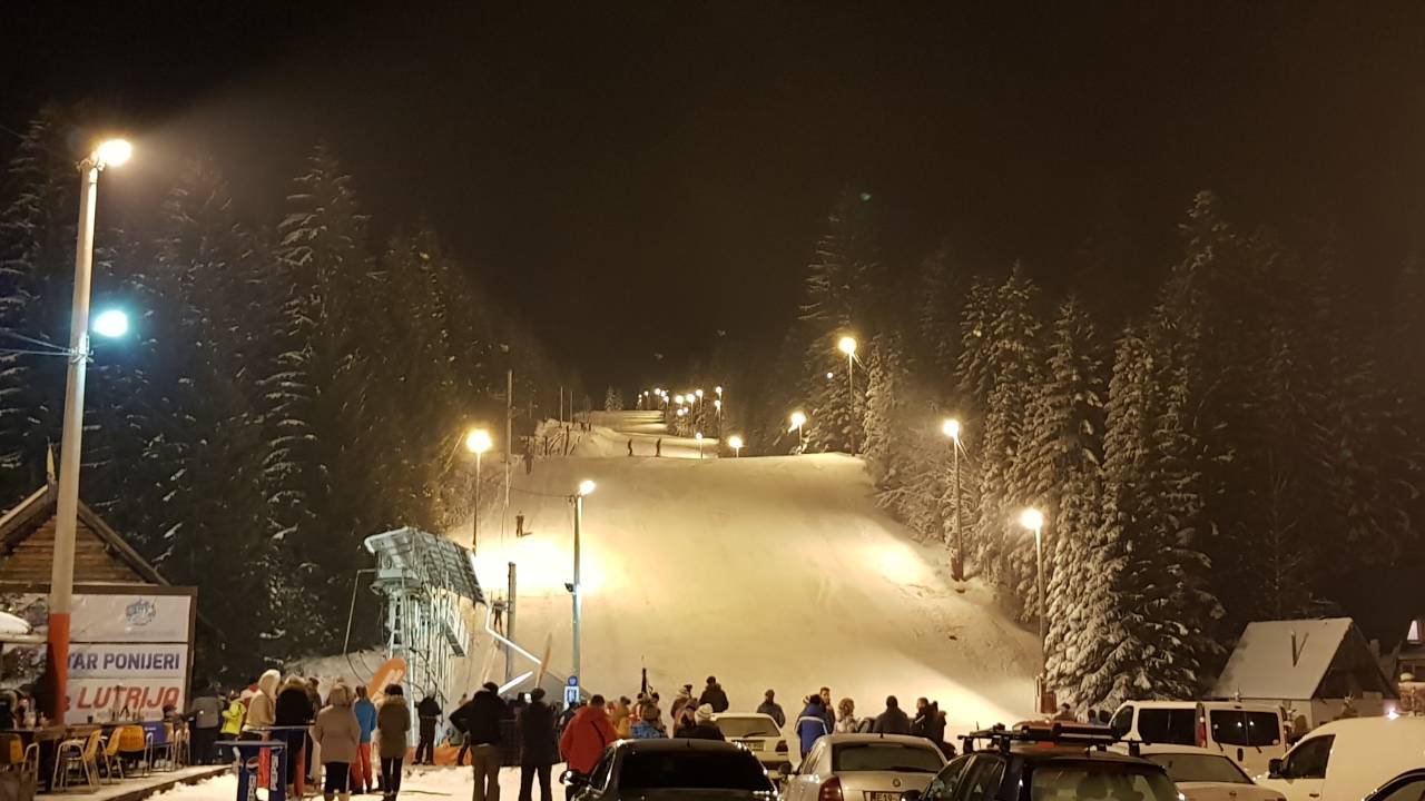 Sutra u dnevnom terminu Škola skijanja, od 18:00 sati noćno skijanje – Preko vikenda planiramo raditi i dnevno i noćno skijanje