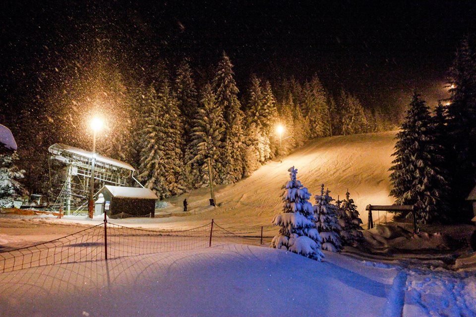 Iskoristite posljednje dane zimskih radosti: Večeras svi na noćno skijanje na Ponijerima od 18:00 do 21:00
