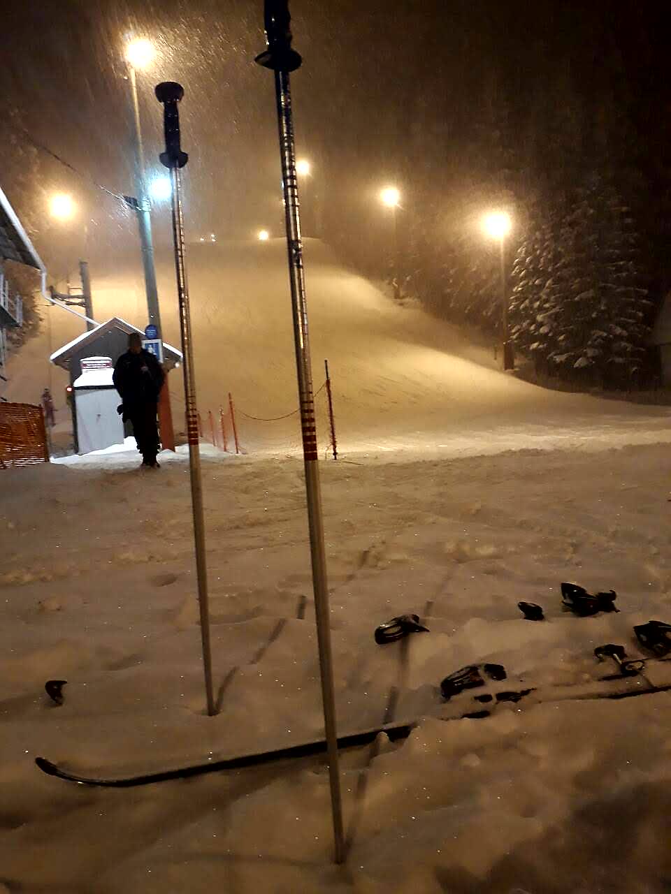 Na Ponijerima večeras pada snijeg: Organizovano noćno skijanje – Nastavljamo i sutra u pravom zimskom ambijentu
