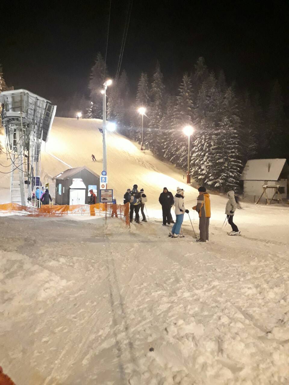 Skijaši na Ponijerima danas uživali u poludnevnom i noćnom skijanju – Sutra dnevno skijanje od 10:00 do 16:00h