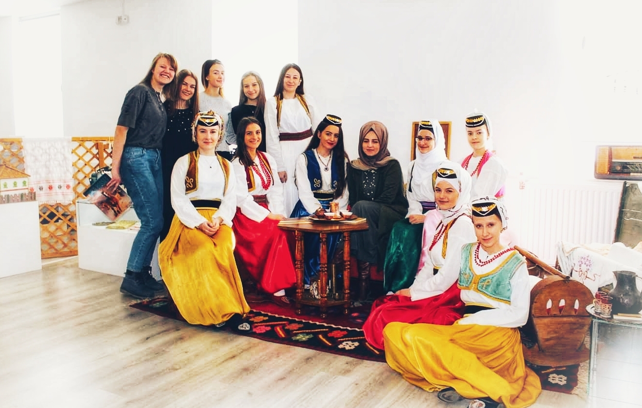 Učenice Gimnazije “Muhsin Rizvić” u Muzeju Kaknja snimaju film za takmičenje koje organizuje Institut Yunus Emre Sarajevo